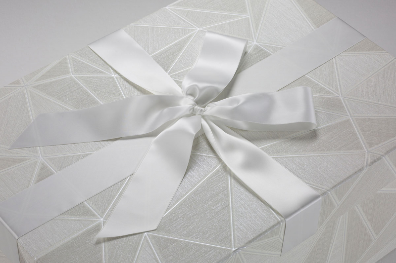 Das Design der Brautkleidbox White Laser ist sehr elegant.